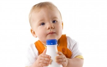 Как перевести ребенка со смеси на молоко
